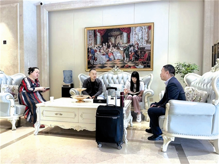 huxp44166_b.jpg huxp44166_b.jpg