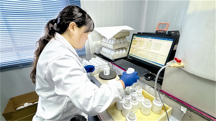 fangmy53268_b.jpg fangmy53268_b.jpg