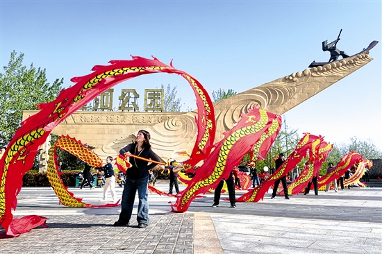 舞动“健身龙”